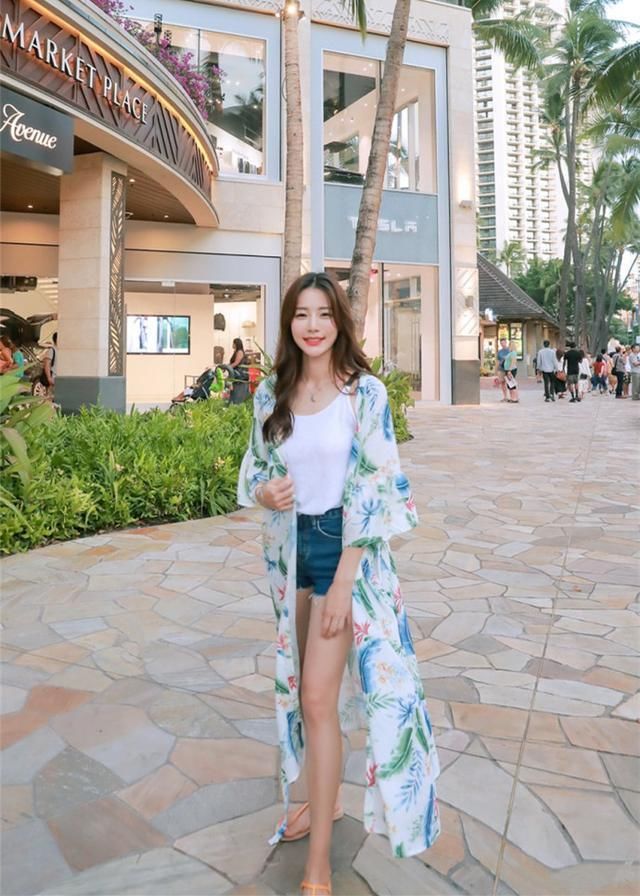 街拍 长腿热裤美女，青春不悔，脚步不歇！