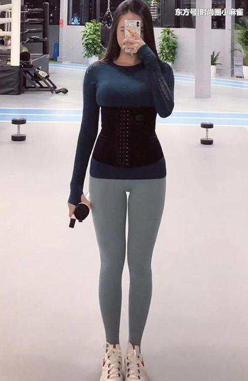 白色紧身打底裤小姐姐，大秀瑜伽，尽情展示优美迷人的臀部线条！