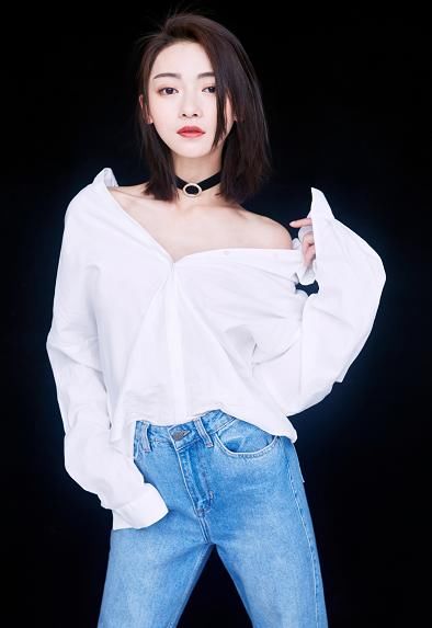 吴谨言拍摄照片太撩人，肉粉色的V领内衬，网友:傅恒哪里受得了