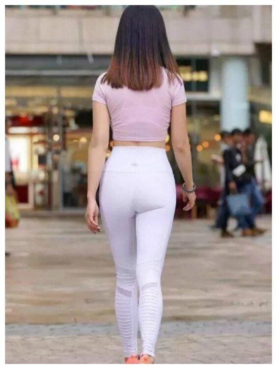 打底裤塑造女性的优雅身材，小姐姐穿上美上天了！