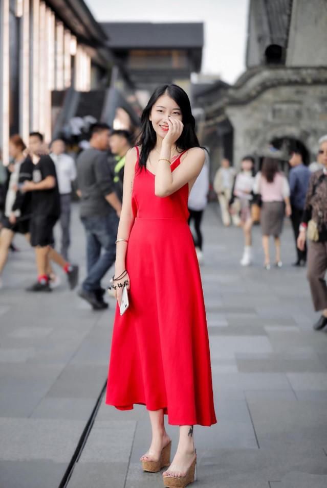  个性■实在不懂现在的年轻人, 纹身代表个性吗? 但妹子怪好看的吧?