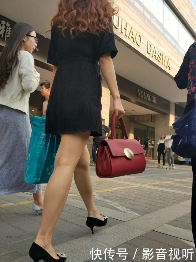 街拍美女：看时尚妹子穿衣搭配 简直极品！