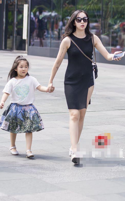 街拍：穿搭时尚的小姐姐们，就算走在大街上绝对也能脱颖而出