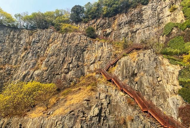 世界唯一建在深坑里的五星酒店，中国花了12年才完工，效果太震撼