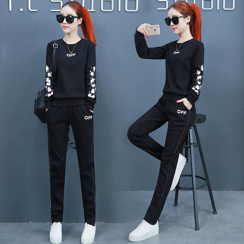 国庆出去玩，穿裙子不方便!新出的休闲套装+小白鞋，到哪都洋气