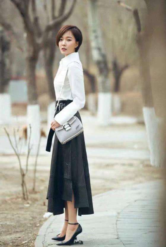 王珞丹太唬人, 高跟鞋没有跟, 网友直呼这波时尚欣赏不来啊