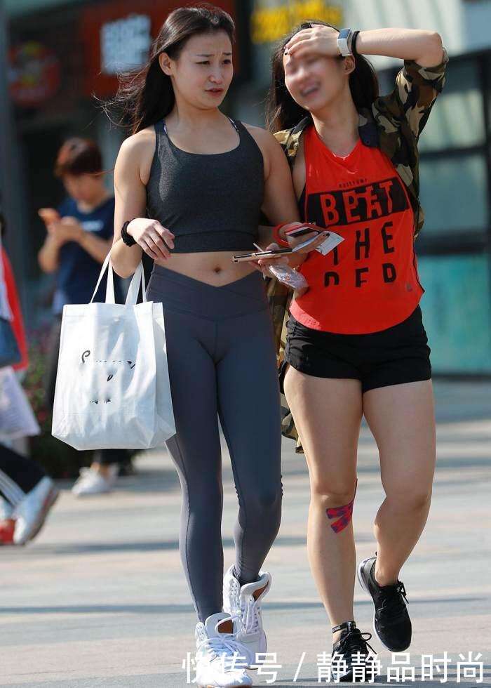 街拍: 丰满圆臀的紧身裤姑娘, 一点痕迹都没有啊