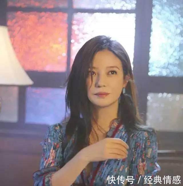 赵薇穿3万块的裙子又胖又丑，网友都说她穿衣美都是钱砸的！