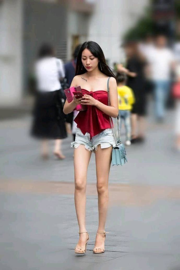 街拍：穿着紧身休闲的小姐姐，柔美挺拔简约帅气!
