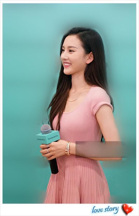 宋祖儿不过穿了件低胸裙,就从少女变辣妹,网友:这也太性感了吧