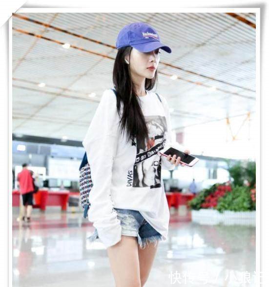 李小璐终于开始穿短裤秀腿了,网友发黑的双膝暴露了太多秘密!