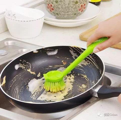 炒菜时，千万要不得的坏习惯，严重可致癌