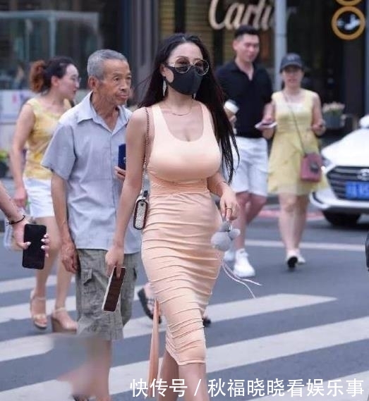  「简约」美女穿紧身衣秀出好身材，这点很重要！