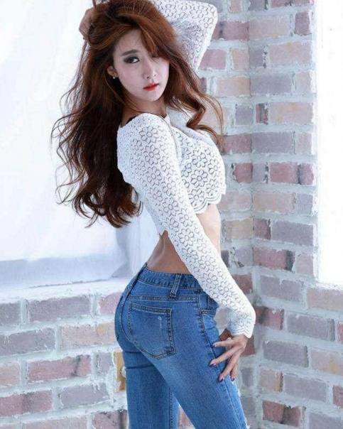 牛仔裤小姐姐这样搭配，不一样的时髦味道！