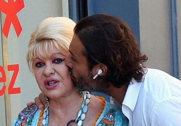 伊万卡的生母现身街头，大胆的着装吸引人们的眼球！