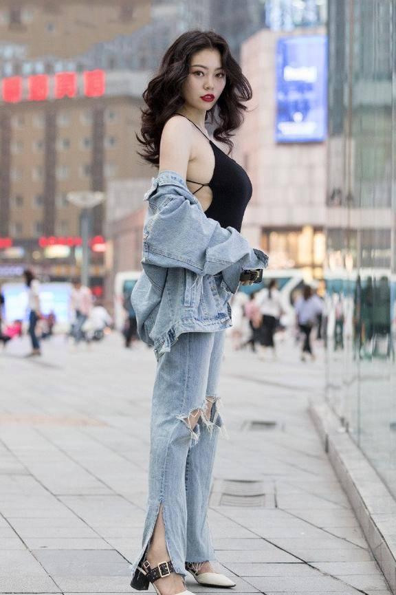 街拍：图1紧身裙打扮的史泰龙三女儿，图2身姿傲人，裤子亮了！