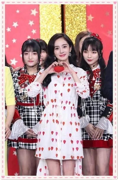 Baby为艳压，光着膀子穿裙子，结果撞上杨幂，庸俗优雅一目了然!