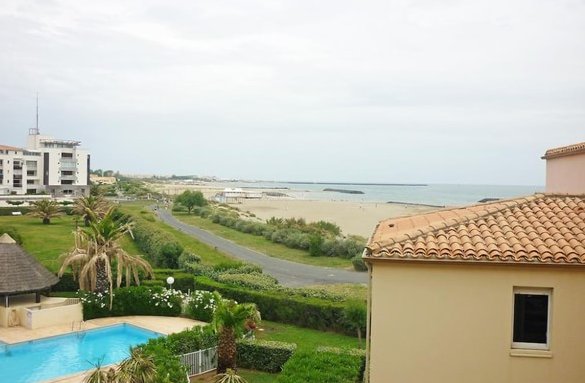 法国有一座海边“裸城”,严禁穿衣进入,每天接待40000名游客