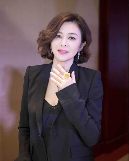  『女人』长得越精致的女人，越喜欢“扎头发”，脸上露出这3个地方很迷人
