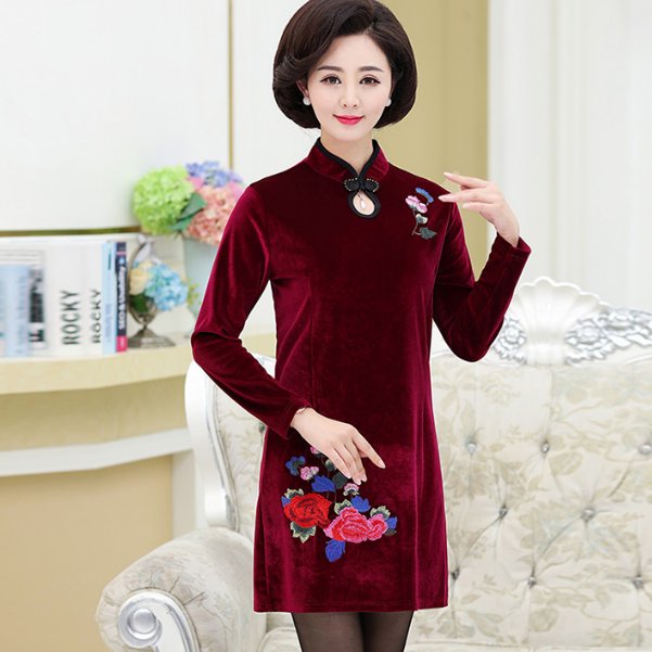 48岁的阿姨，过膝裙子+打底裤，太扎眼了，真像个大姑娘