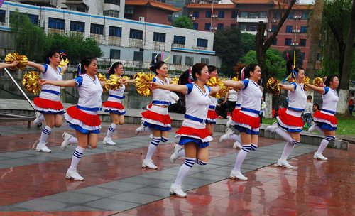 【广场】外国人来中国，看到广场上的中国大妈后，直呼是我老了