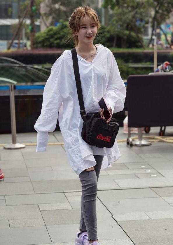 街拍：小姐姐丰满的身材，配上牛仔裤，美极了