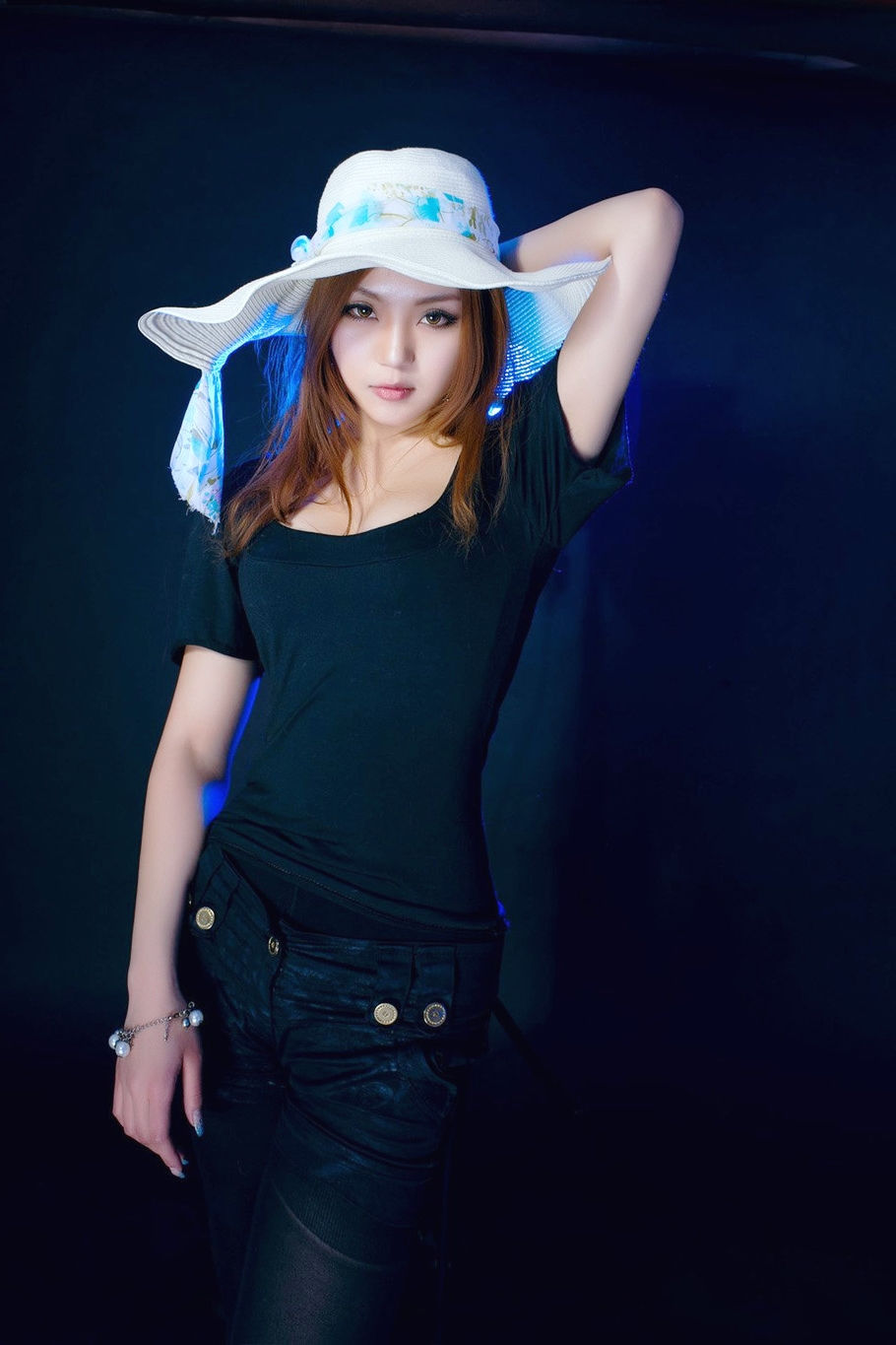 影棚下的现代时尚美女摄影师