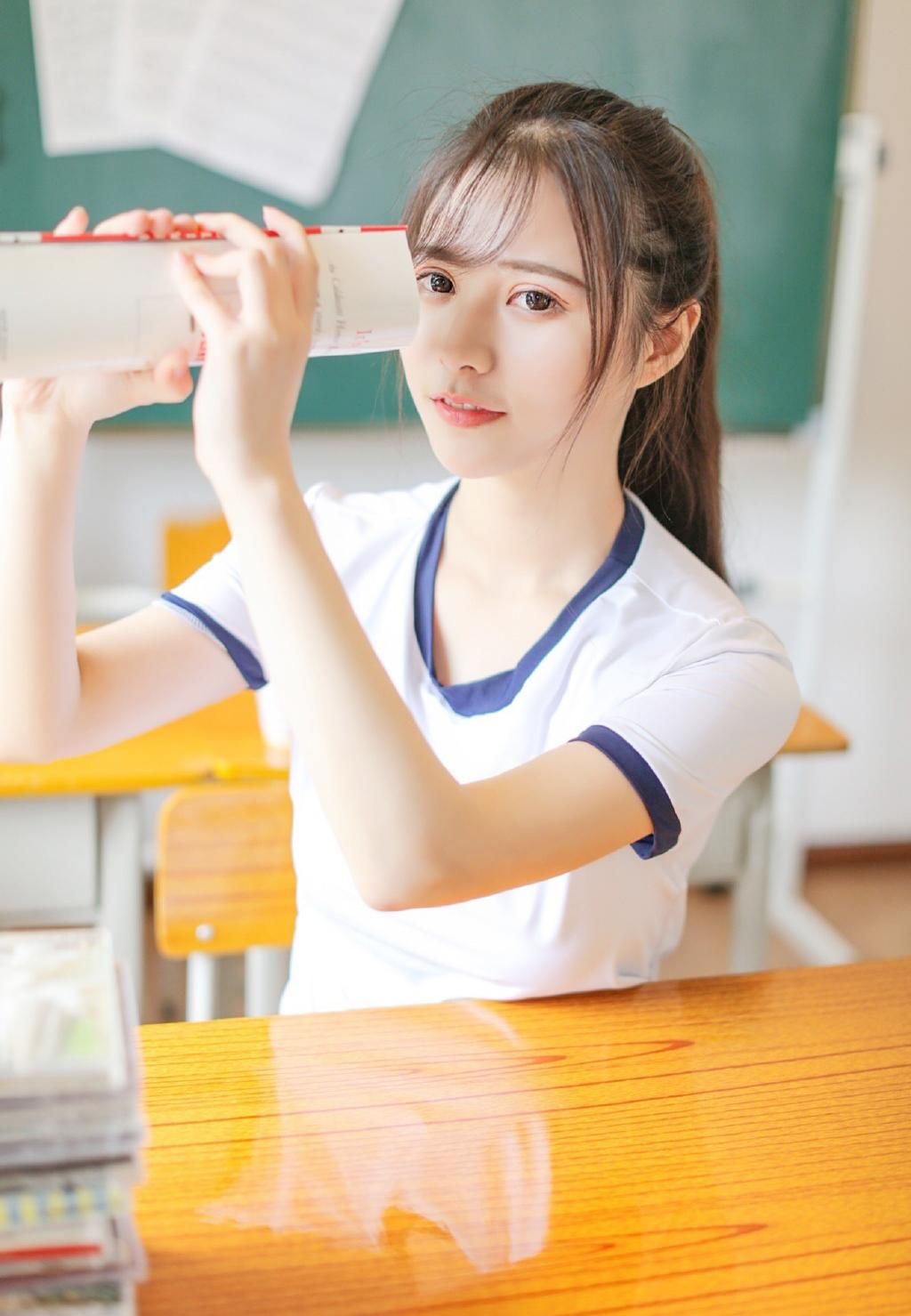 教室美女紧身运动服美腿性感写真