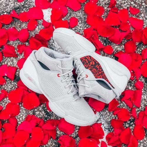  「玫瑰图案」Adizero Rose 1：德里克?罗斯个人第一双签名篮球鞋正式复刻发售