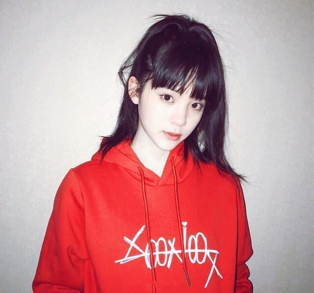 欧阳娜娜也去上学了，穿健身裤显活力，真想和这样的学妹成校友！