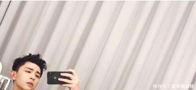 邓伦生活照曝出，和在戏中看得真是判若两人，竟还能笑出法令纹！