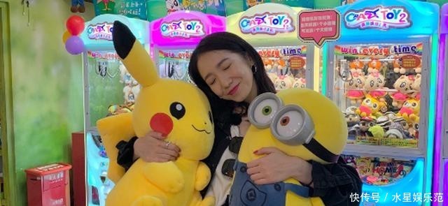  『孟美岐』孟美岐晒商场游玩美照，一手抱一个布娃娃，满满的少女心