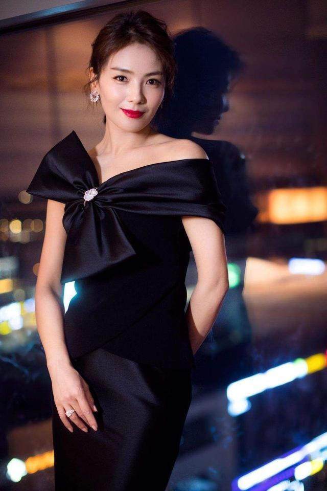 刘涛真大胆! 穿的紧身开叉裙勒得那么紧 网友: 为了帮老公还债什