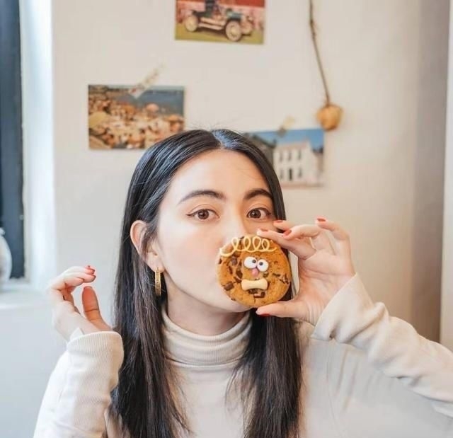 【功不可没】泰国影后Mai太会穿了,穿老气皮毛外套竟像少女,匡威鞋功不可没