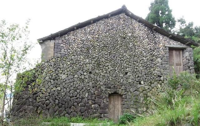  「买房子」十年前，农民赚钱就回村子建房子，现在在城里买房子，农村会消失吗？