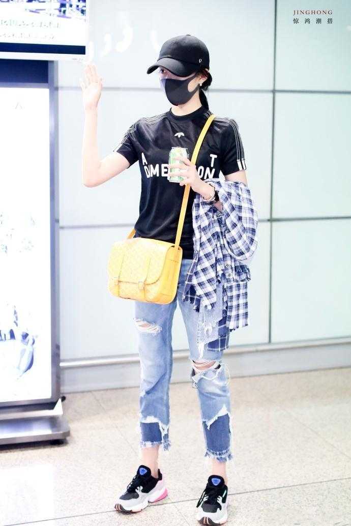 关晓彤真疯狂! 破洞牛仔裤也要穿两条? 网友: 腿长就怕热了吗?