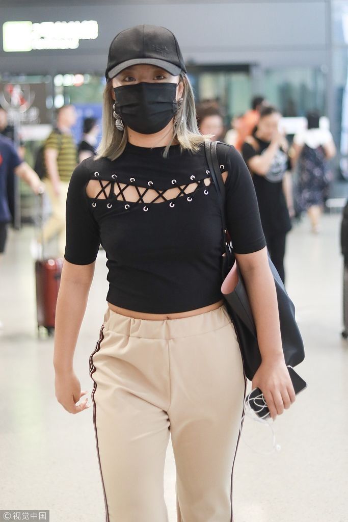 ＂菊势“依旧大好！王菊与公司解约风波后亮相 露脐紧身上衣秀好