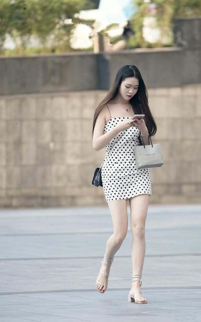 街拍女孩:高贵俏丽细嫩皮肤，一双大长腿!