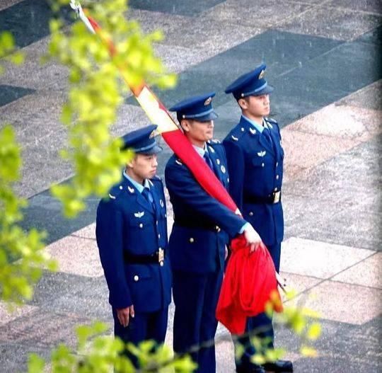  「雨伞」国歌响起的那一刻，所有人都扔掉了头上的雨伞