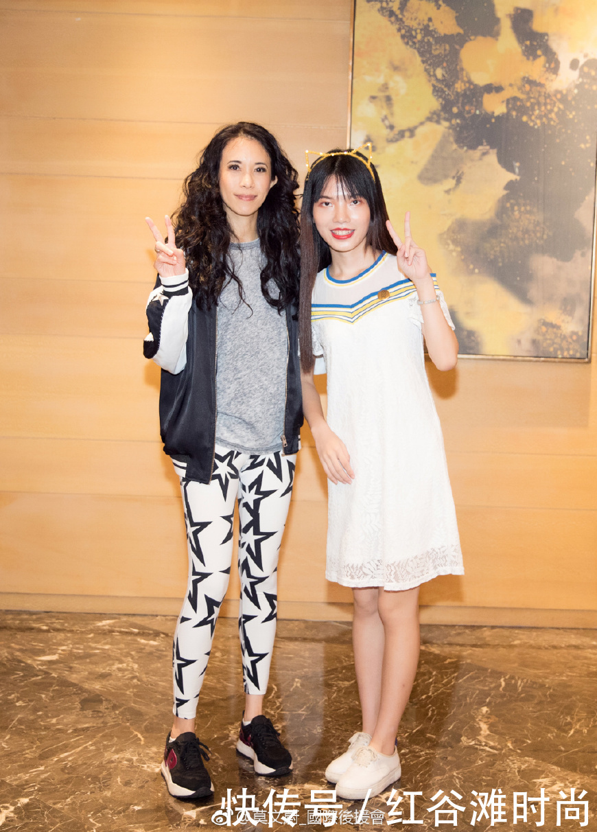 太辣眼睛了！莫文蔚花纹打底裤穿出大妈气质，网友：相信你48岁