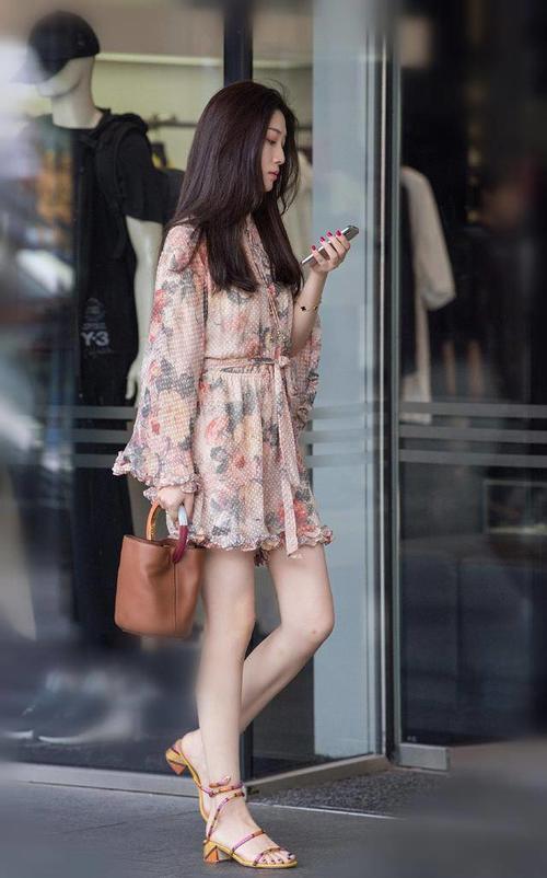 路人街拍，包臀裙美女，靓丽的身姿显得很有都市女郎的风采！