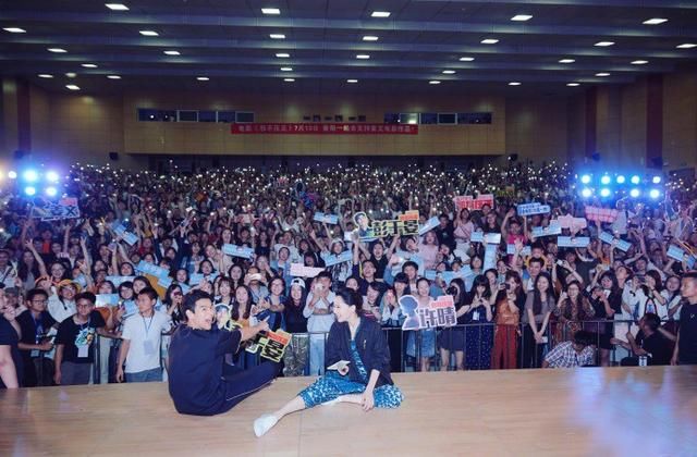 49岁许晴挑战吊裆裤，裤子的裆都快掉到膝盖了，网友:咋啥都敢穿