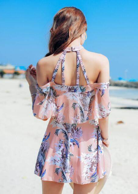 时尚印花的泳衣美女, 清新的样貌透露着淑女般的魅力, 十分养眼!