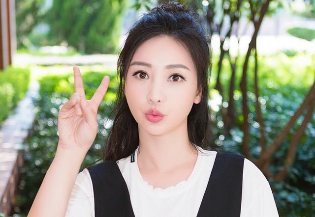 柳岩这是要转型？白t配背带裙，不走性感路线的她美得很清纯