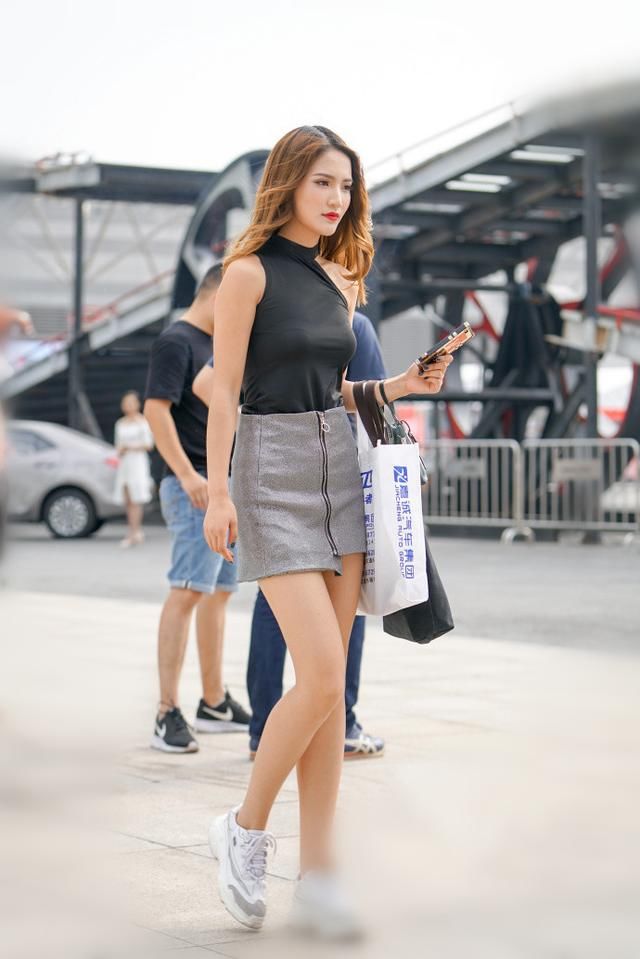 路人街拍，几款修饰身材的穿搭参考，让你美的气若幽兰!