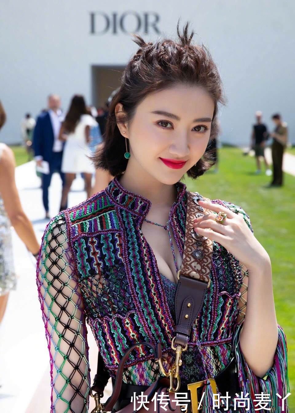 景甜再次惊艳众人！镂空裙内只穿了件裹胸，连气质都变高级了！