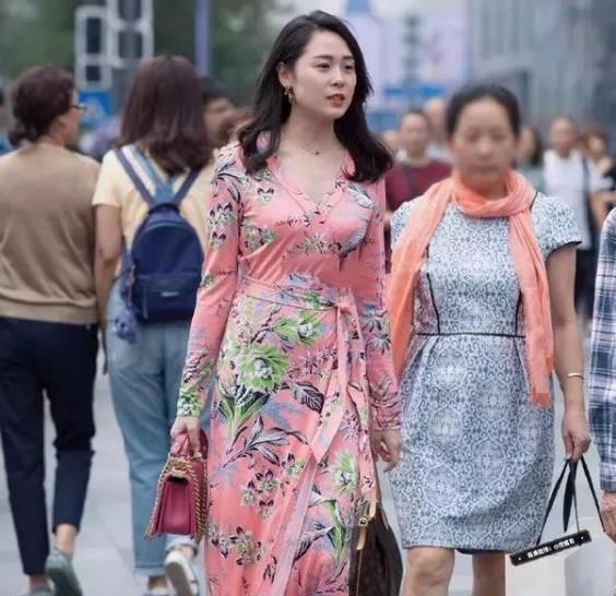  『黑色』街拍：活泼可爱的小姐姐，一件白色上衣配黑色吊带裙，青春靓丽美