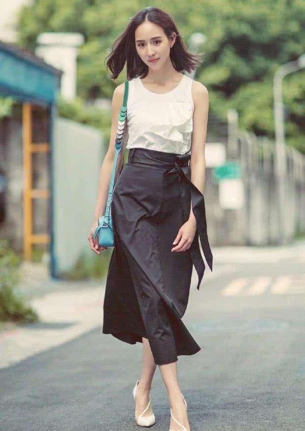 白瞎了大长腿！张钧甯穿衬衫裙捂这么严实，看着都热！