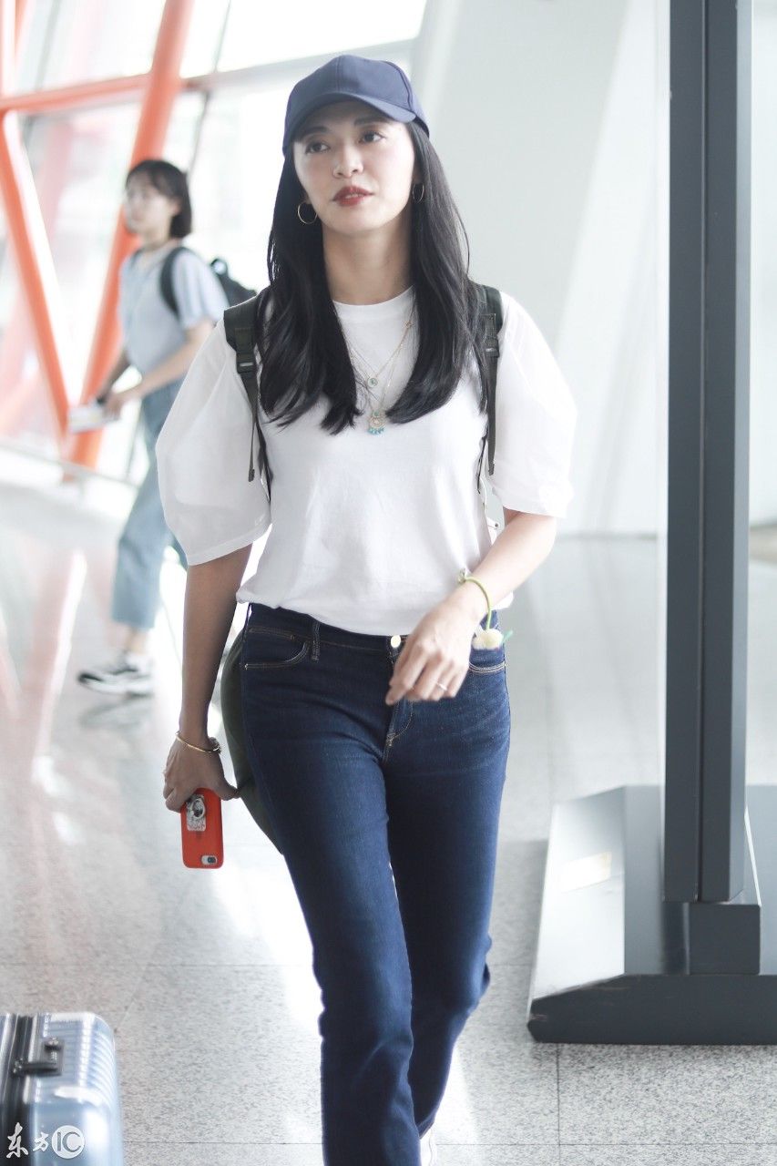 姚晨戴棒球帽穿白色T恤搭配深蓝色牛仔裤现身机场皮肤白皙