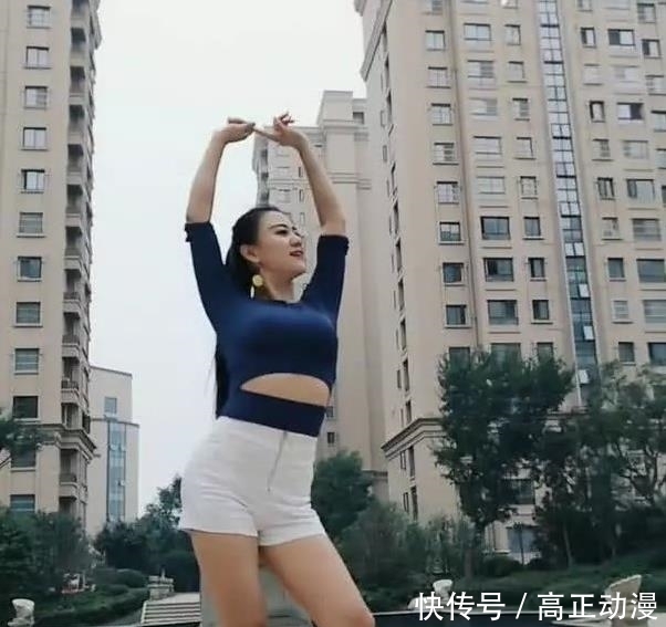  完美：没有完美臀型，穿这种长裙尽显缺点吧？
